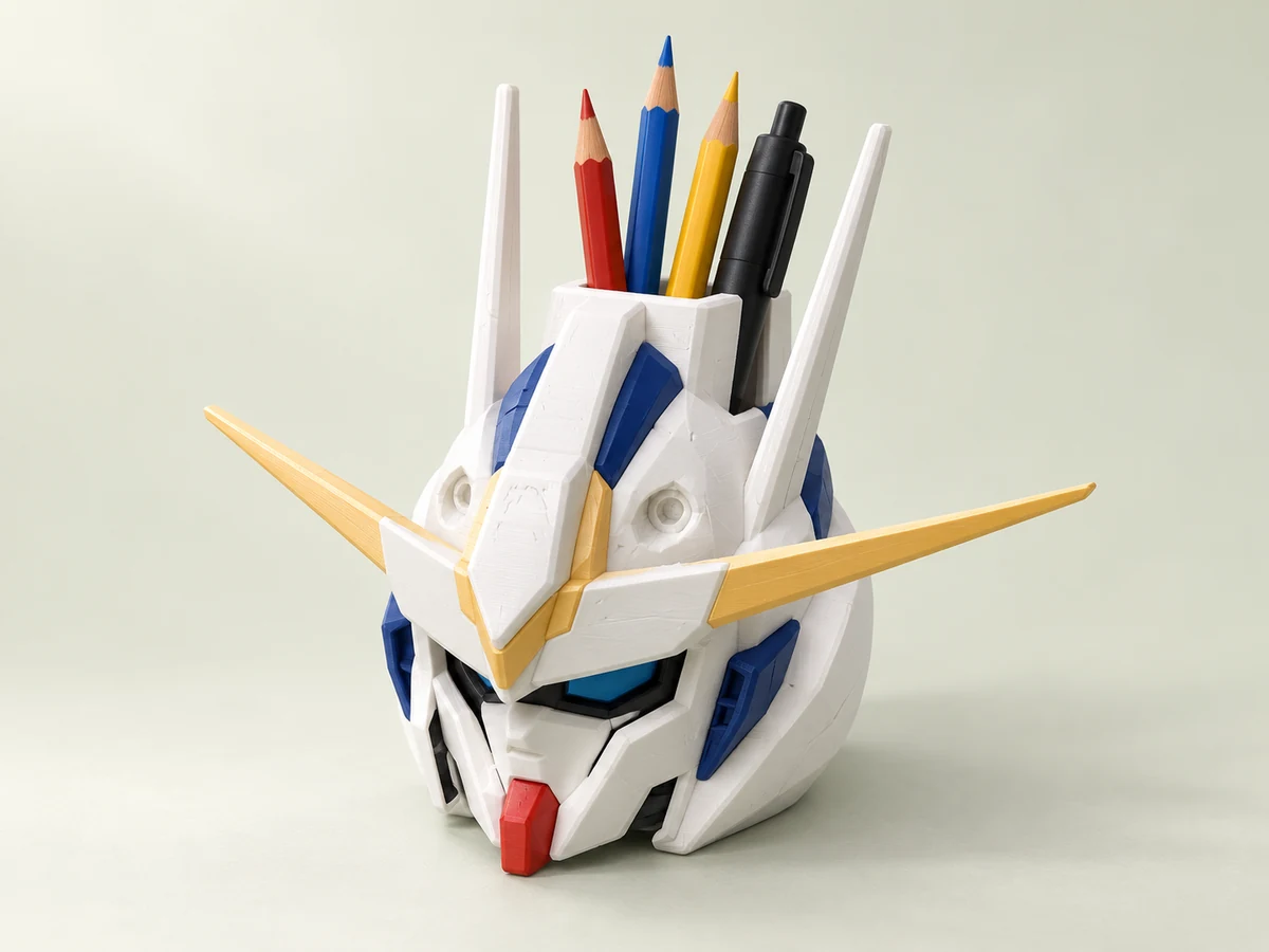 Rekreasi pen holder kepala Gundam Aerial dengan pensil di bukaan atas.